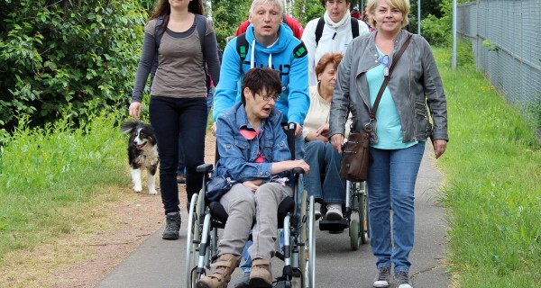 Auch Bewohner des Caritas Zentrums aus Polch nahmen an der Wanderung teil. (Foto: Caritas Zentrum, Mendig) Auch Bewohner des Caritas Zentrums aus Polch nahmen an der Wanderung teil. (Foto: Caritas Zentrum, Mendig)
