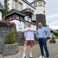 Foto: Mark Junglas und Stadtbürgermeister Gerd Klasen freuen sich auf die Zukunft des alten Bahnhofs in Polch.