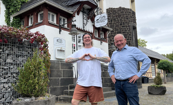 Foto: Mark Junglas und Stadtbürgermeister Gerd Klasen freuen sich auf die Zukunft des alten Bahnhofs in Polch.