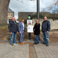 &Uuml;bergabe des neuen Defibrilators am @Viedel