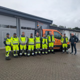 Das achtköpfige Team des Bauhofs mit Stadtbürgermeister Gerd Klasen (1.v.r.) und Bauhofleiter Simon Sauer (2.v.r.) in der neuen einheitlichen Arbeitskleidung mit Stadtwappen und Schriftzug „Bauhof Stadt Polch“. 