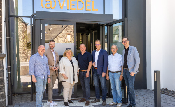 v.l.n.r. Stefan Reck (3. Beigeordneter), Marko Boos (Landrat), Claudia Blotzki (2. Beigeordnete), Gerd Klasen (Stadtbürgermeister), Maximilian Mumm (Verbandsgemeindebürgermeister), Robert Brand (1. Beigeordneter), Dr. Christian Grieshaber (RegioHubmanager