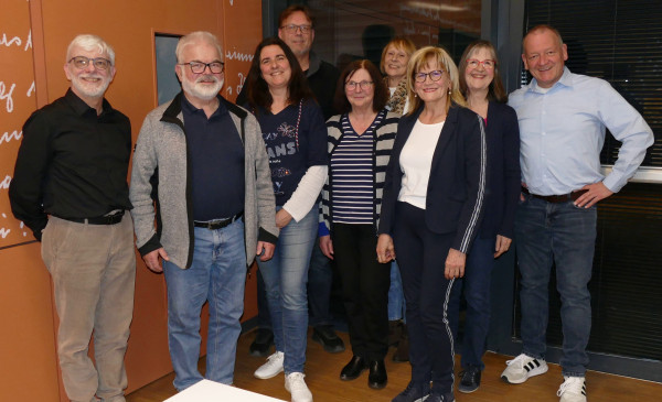 Der neue Vorstand (v.l.n.r.): Uli Schmahl, Reinhold Mohr, Christelle Coste, Frank Becker, Francine Vika, Christine Aspinall-Lohner, Monika Reck, Gabriele Heis-Hammes mit B&uuml;rgermeister Gerd Klasen es fehlt Giulia Perrotta